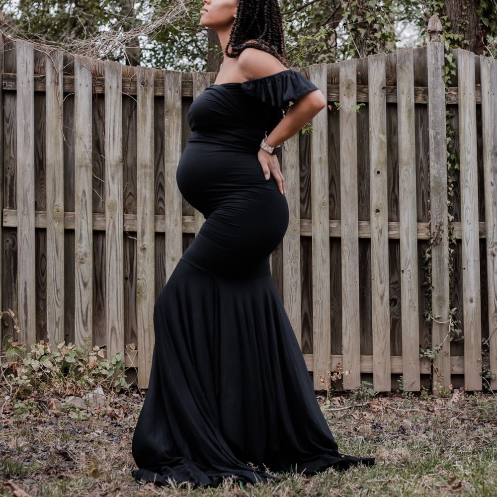 Super flattering mermaid style maternity dress. Size medium